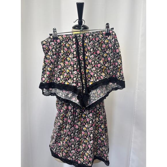 Floral PJ Set 
Size L 
top: pit to pit 17 Length 24 
Shorts: waist 14 length 10 - Picture 2 of 4